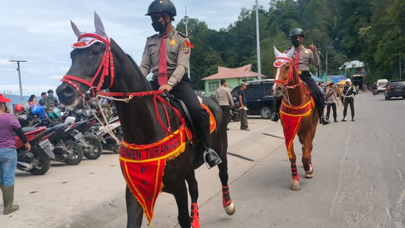 Polda Sumut Turunkan Patroli Berkuda Amankan Wisata Pantai Parapat pada libur lebaran