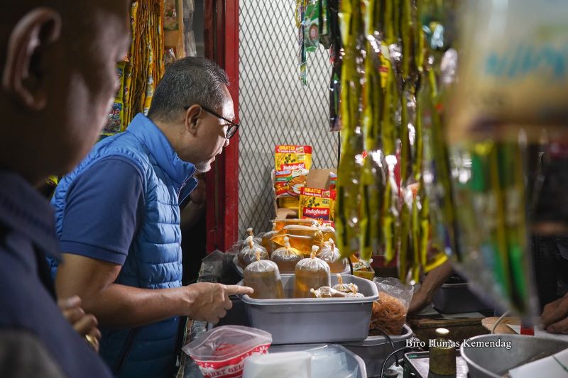 Blusukan ke Pasar Kosambi Bandung, Mendag Zulhas: Harga Sembako Stabil, Migor Curah Dikemas Sederhana