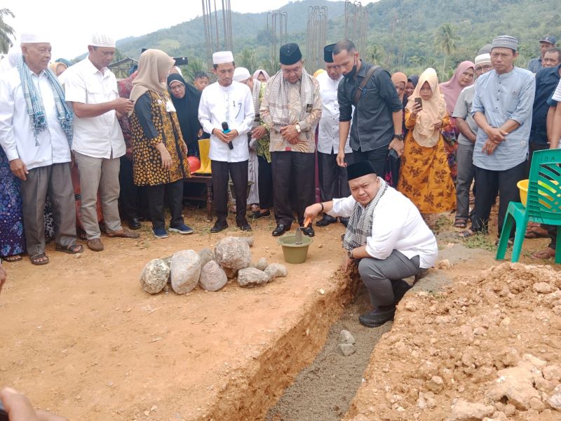 Ikhlas Karena Allah SWT, Itu Pesan Bupati Tapsel Saat Lakukan Peletakan Batu Pertama Masjid Al Wustho Desa Pasar Lama