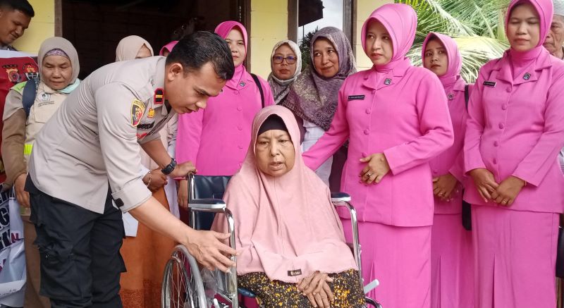 Kapolsek Cot Girek Serahkan Bantuan Kursi Roda Untuk Tiga Penyandang Lumpuh