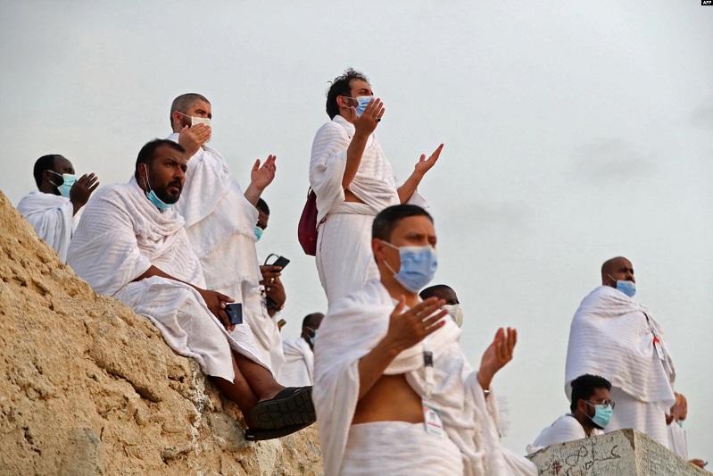 Saudi Sambut Jemaah Haji Asing Pertama dari Indonesia