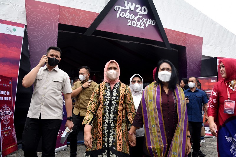 Bersama Sandiaga Uno dan Menteri PPPA, Nawal Lubis Buka Secara Resmi W20 Toba Expo