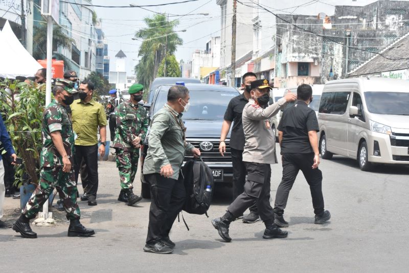 Kapolda Sumut dampingi Presiden dan Ibu Iriana Bagikan Bansos dan Belanja Buah di Pasar Petisah Medan
