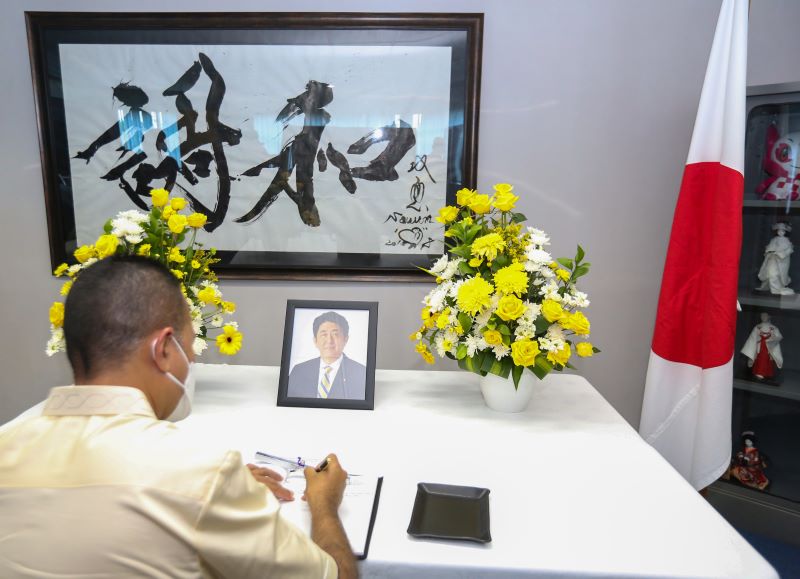 Mewakili Pemprov Sumut, Wagubsu Sampaikan Dukacita Mantan PM Jepang