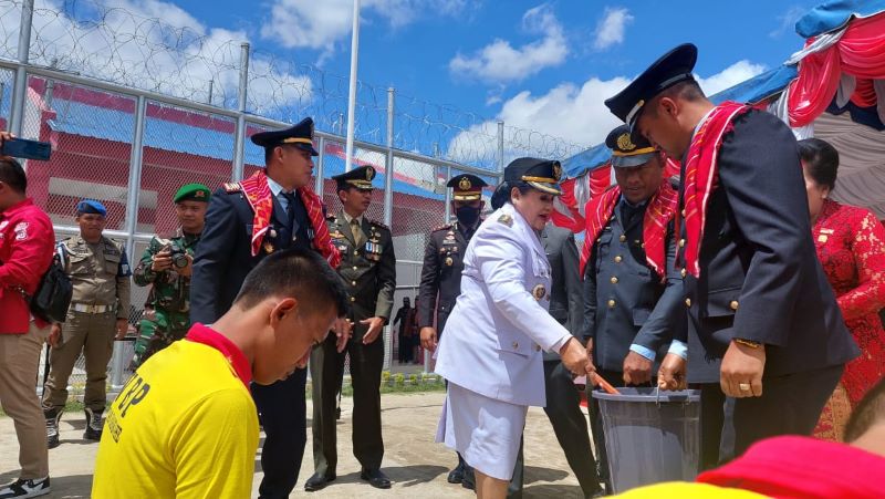 Bupati Karo Ikuti Penyiraman Air Suci Kepada Warga Binaan Rutan Dapat Remisi