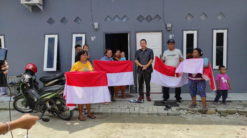 Jelang HUT RI Ke-77 Anggota DPRD Medan Bagikan Bendera