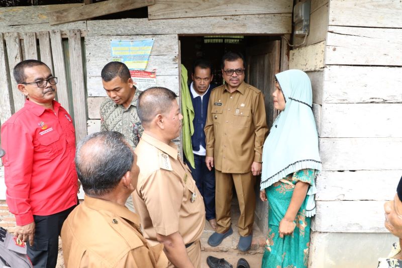 Pj Bupati Aceh Utara Turun Lapangan, Tinjau Rumah Tak Layak Huni di Kecamatan Sawang