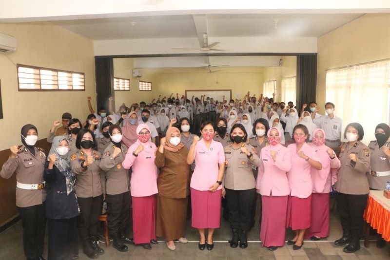 Polwan Goes to school, Polwan Polda Sumut berikan Penyuluhan untuk Generasi Muda
