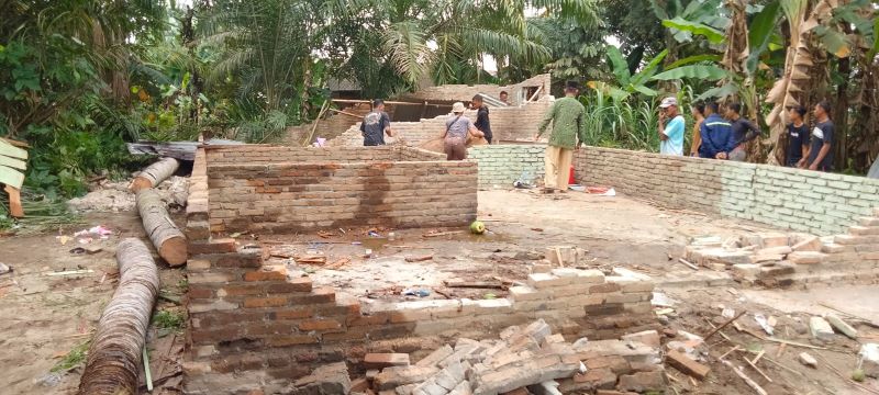 Rumah Rubuh Tertimpa Pohon, Warga Butuh Bantuan