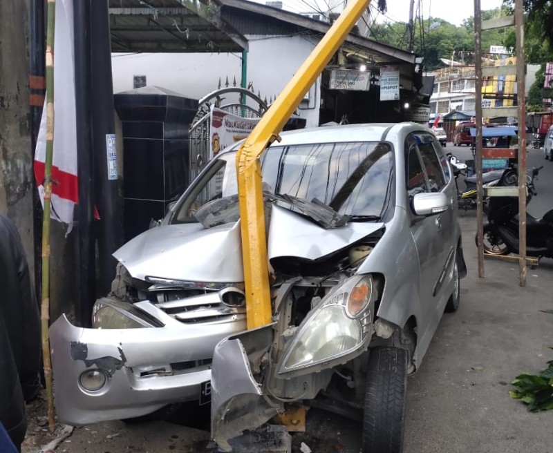 Supir Ngantuk Seruduk Tiang Listrik di Sibolga