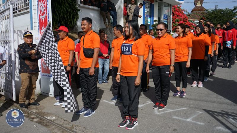 Wabup Karo Lepas Peserta Gerak Jalan
