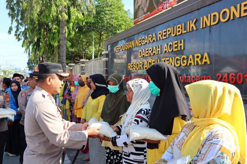 BBM Naik, Polres Aceh Tenggara dan Jajaran Polsek Laksanakan Pembagian Sembako Berupa Beras