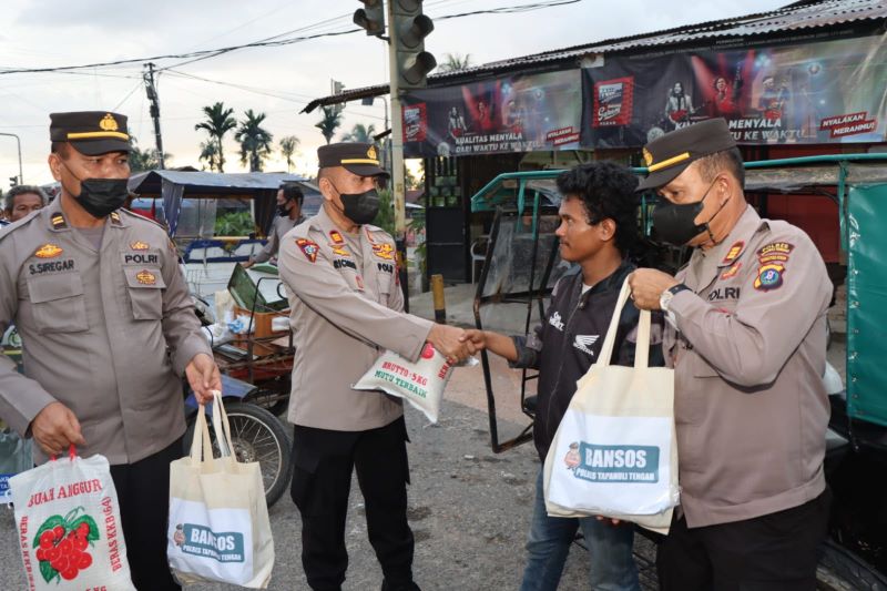 Dampak Kenaikan BBM, Polres Tapteng Bagi-bagi Bansos