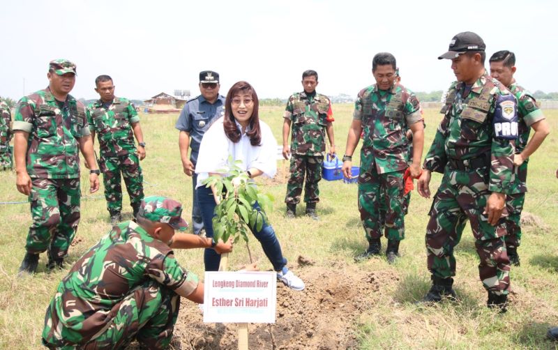 FIFGROUP Tanam 1.437 Pohon di Food Estate Korem Cibitung