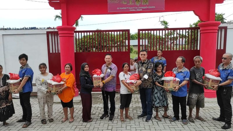 Hasyim dan Wong Chun Sen Berikan Bantuan Saat HUT Klenteng Chit Ong Ya