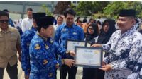 Sekda Aceh Tenggara Berikan Piagam Tujuh Sekolah
