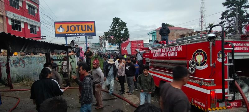 Diduga dari Tungku Pemasak Air, Warung Milik Warga Terbakar di Berastagi