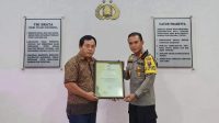 Kapolres Sibolga Terima Sertifikat Dari Ketua Umum Yayasan Rumah Mangrove Merah Putih