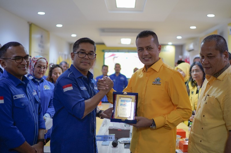 MEDAN | kliksumut.com - Ketua DPD Partai Demokrat Sumatera Utara, Muhammad Lokot Nasution bawa para pengurus ramai-ramai menyebrang ke kantor DPD I Partai Golongan Karya (Golkar) Sumatera Utara. Hal ini dilakukan Lokot Nasution sebagai silaturahmi politik dalam agenda kerja, Silaturahim 360 Derajat.