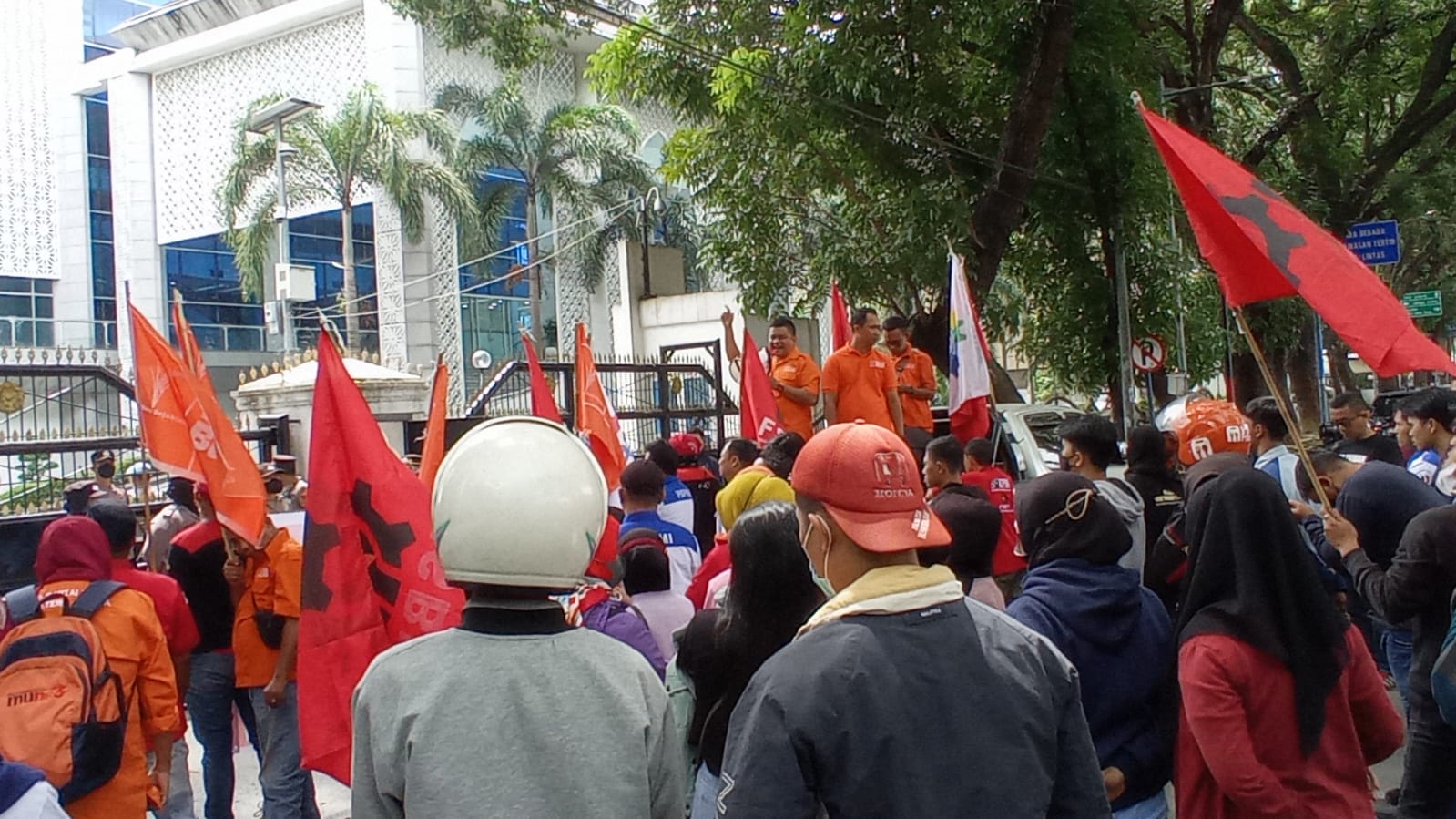 Unjuk rasa massa Partai Buruh Sumut. Mereka mendesak kenaikan upah 13 persen di tahun 2022 (istimewa)