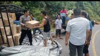 Bhabinkamtibmas Polres Tapteng Bantu Evakuasi Mobil Terperosok Sitahuis