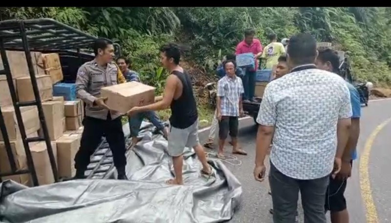 Bhabinkamtibmas Polres Tapteng Bantu Evakuasi Mobil Terperosok Sitahuis