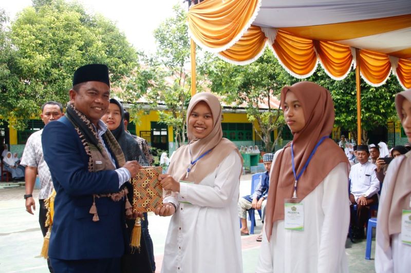 Bupati Sergai Tutup Kegiatan Intensif Tahfidzul Quran Angkatan Pertama di MAN Dolok Masihul