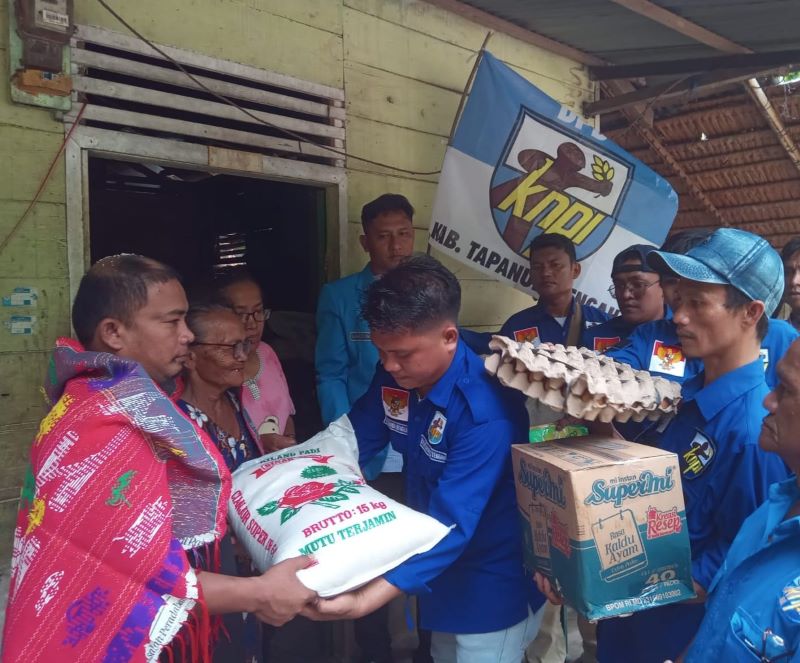 DPD KNPI Tapteng Berikan Bantuan Ke Korban Banjir dan Longsor di Barus