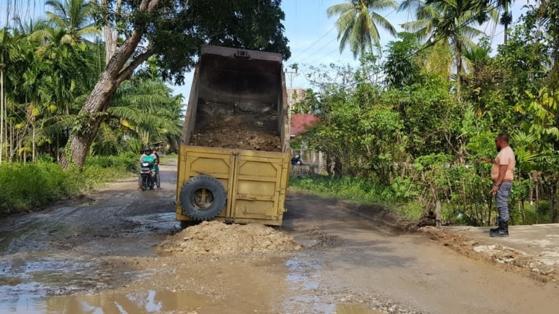 Kondisi Jalan Rusak Parah PT. Seuramoe Agro Persada Lakukan Penimbunan Jalan Berlubang