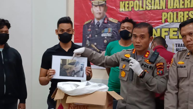 Mau Jual Kulit Tringgiling, Dua Pemuda Ini Gol