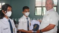 Wali Kota Bagikan Seragam Sekolah Untuk Pelajar