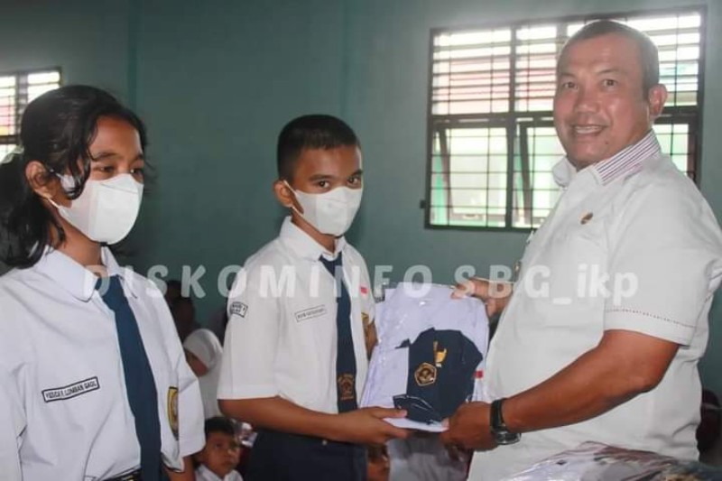 Wali Kota Bagikan Seragam Sekolah Untuk Pelajar