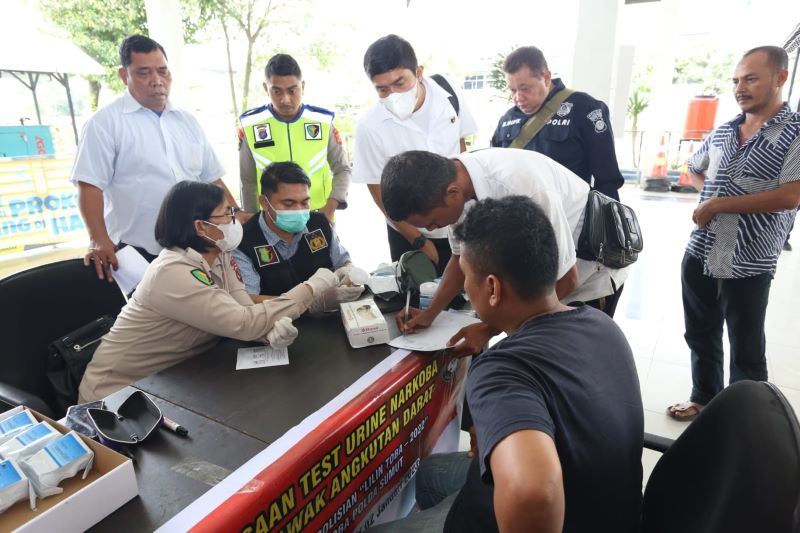 Antisipasi Kecelakaan Lalu Lintas Jelang Tahun Baru 2023, Poldasu Gencar Tes Urin Pengemudi AKAP