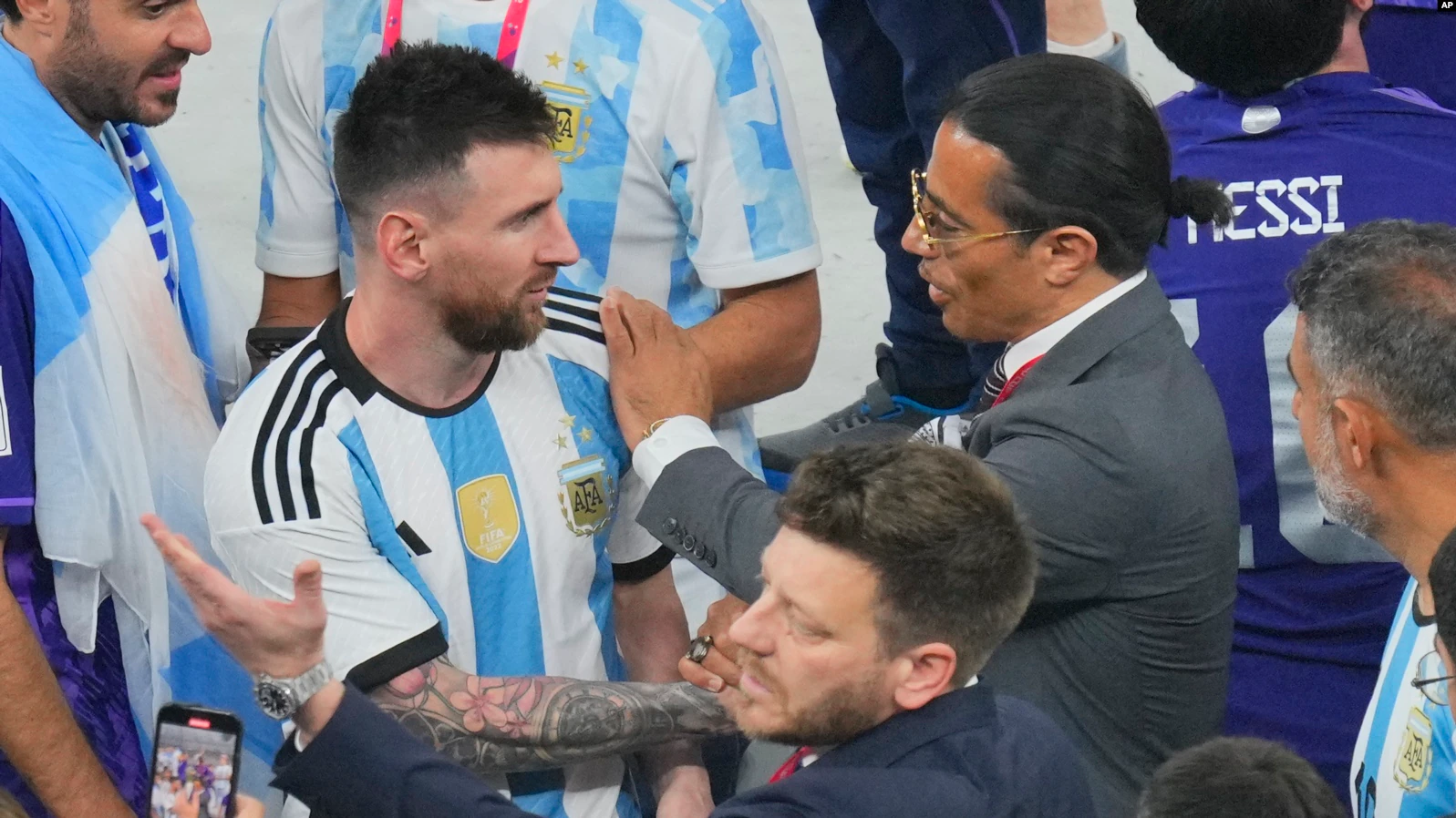 FIFA Selidiki Mengapa Koki Selebritas Pegang Piala Dunia di Lapangan