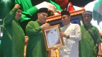 Gubsu Berikan Piagam Tanda Penghargaan kepada KH Rivai Abdul Manaf Nasution Gubsu Berikan Piagam Tanda Penghargaan kepada KH Rivai Abdul Manaf Nasution