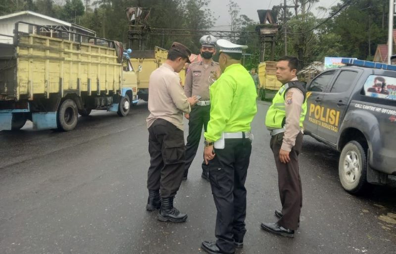 Intensitas Curah Hujan Tinggi Disertai Angin Kencang, Personil Polres Karo Langsung Diterjunkan