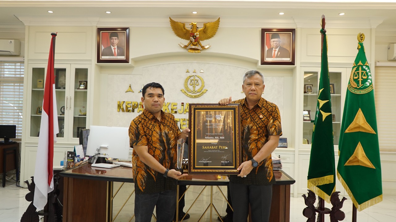 Kajati Sumut Terima Penghargaan Sahabat Pers SPS Sumut