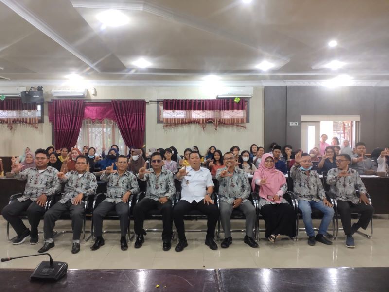 Pemko Sibolga Serahkan Bantuan Beasiswa yang Berprestasi