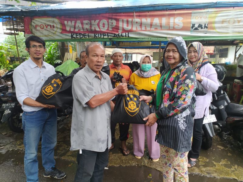 Pererat Hubungan Tali Silaturahmi, Kabareskrim Polri Bagikan 100 Paket Sembako Kepada Jurnalis dan Warga Lansia