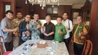 Tokoh Nasional Beri PASU Buku "Berani Melawan Arus"