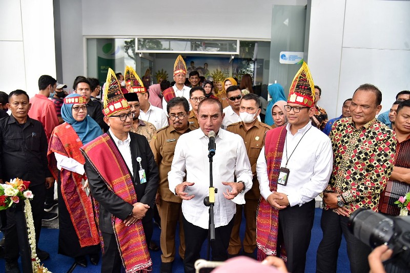 Gubernur Serahkan 10 Ribu BPJS Ketenagakerjaan