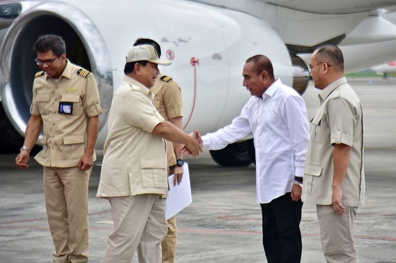 Gubsu Sambut Kedatangan Prabowo di Bandara Internasional Kualanamu