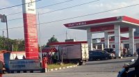 Maju Mundur Cantik, Diduga Mobil White Box Mengisi BBM Di SPBU 14.202.1122 Dengan Tonase Cukup Besar
