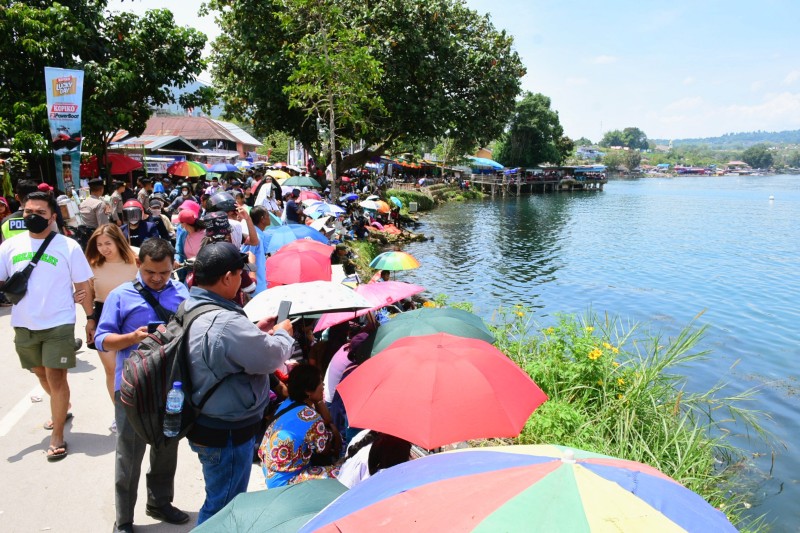 Pengunjung F1 PowerBoat Lake Toba Membludak, Pedagang Bersyukur Dagangan Laku