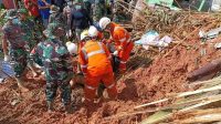 Di Tengah Longsor Susulan, Prajurit Kodam I Bukit Barisan Terus Berjibaku Cari Korban Bencana Serasan