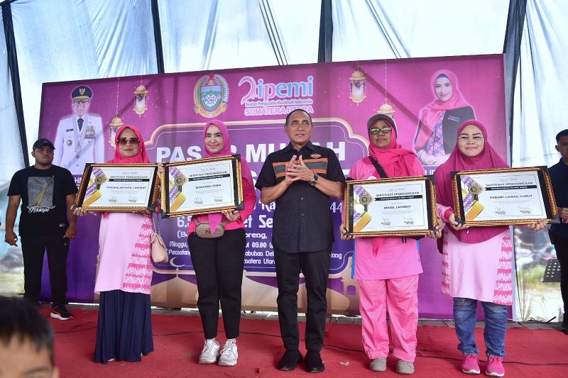 Gubernur Edy Rahmayadi Gratiskan Sembako di Pasar Murah Pematang Johar, Masyarakat Kegirangan