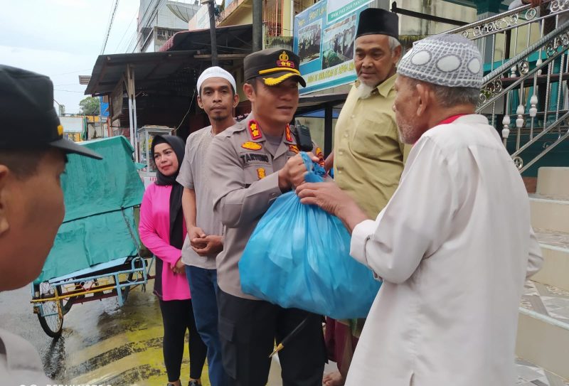 Kapolres Sibolga Bagikan Takjil Sembari Sampaikan Imbauan Kamtibmas