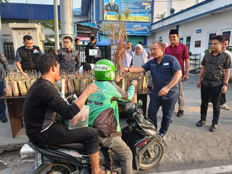 Kantor Imigrasi Polonia membagikan ratusan paket takjil gratis kepada warga dan pengguna jalan