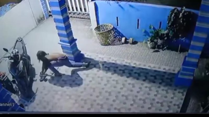 Terekam CCTV Aksi Pencurian Sandal di Rumah Warga