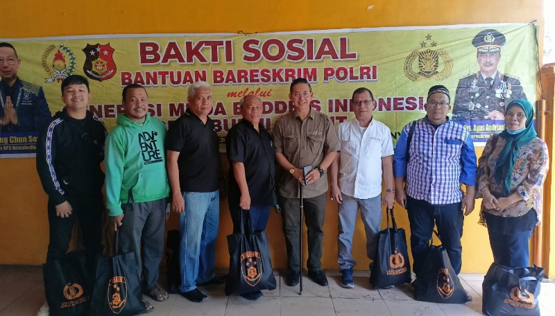 Bareskrim Polri dan Gemabudhi Sumut Bagi Sembako kepada Wartawan